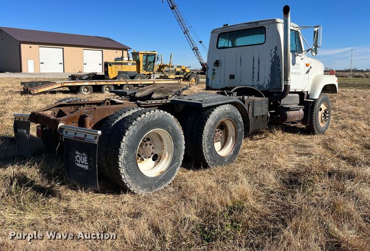 image for item LD9861 2002 International 2574  semi truck