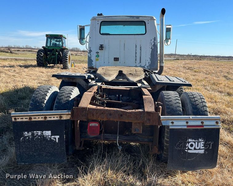 image for item LD9861 2002 International 2574  semi truck