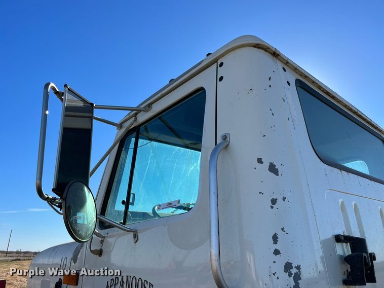 image for item LD9861 2002 International 2574  semi truck