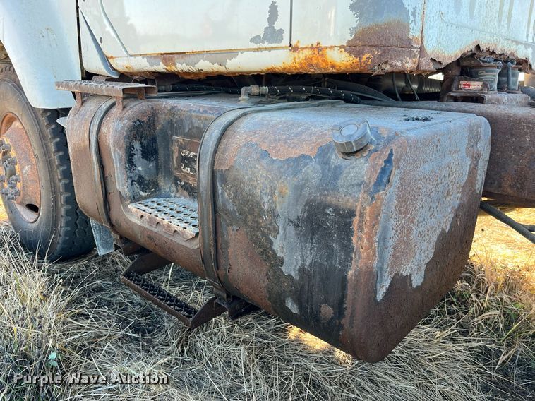 image for item LD9861 2002 International 2574  semi truck