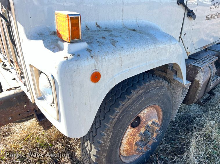 image for item LD9861 2002 International 2574  semi truck