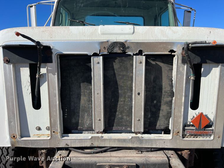 image for item LD9861 2002 International 2574  semi truck