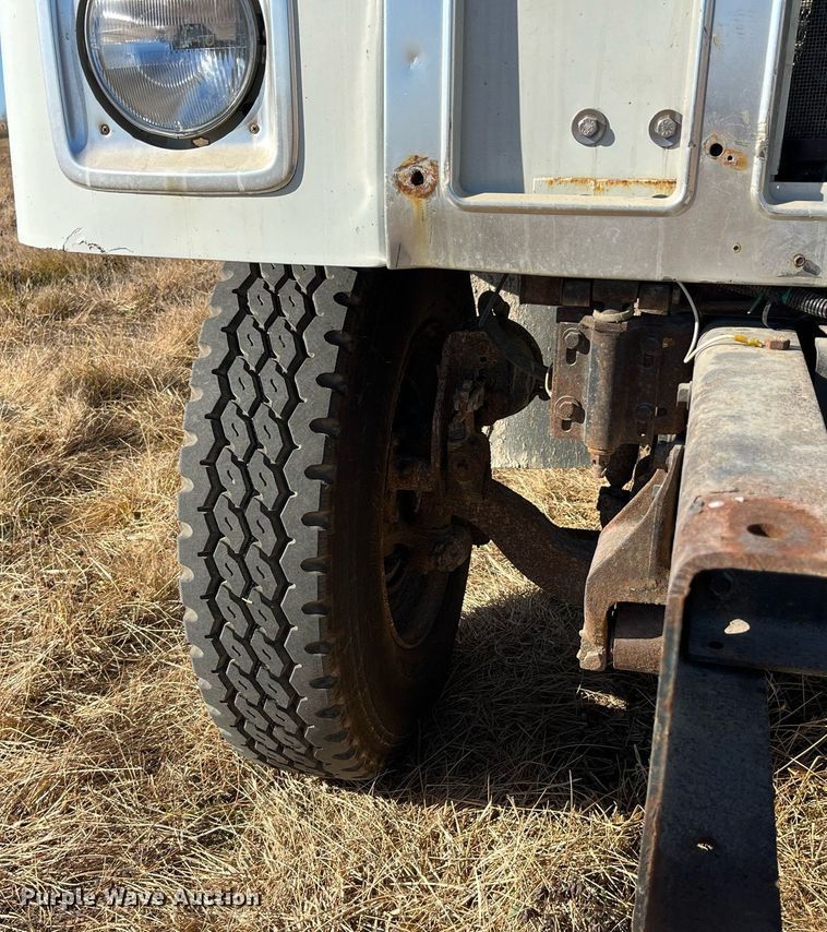 image for item LD9861 2002 International 2574  semi truck