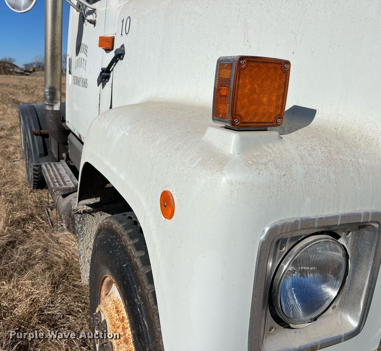 image for item LD9861 2002 International 2574  semi truck