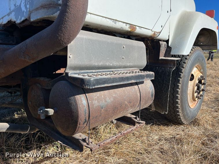 image for item LD9861 2002 International 2574  semi truck