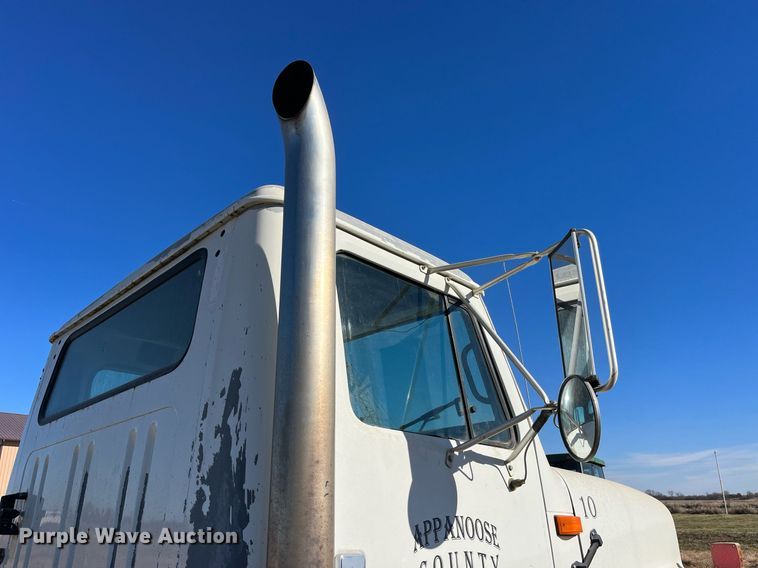 image for item LD9861 2002 International 2574  semi truck