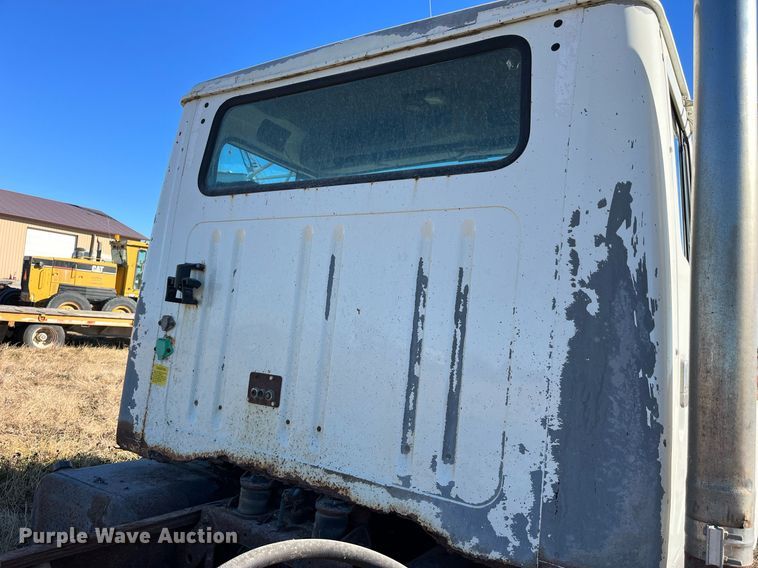 image for item LD9861 2002 International 2574  semi truck