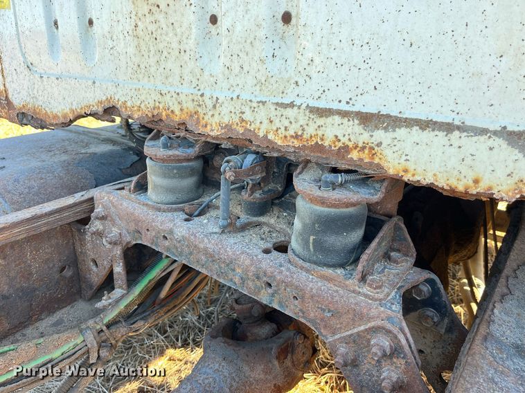 image for item LD9861 2002 International 2574  semi truck