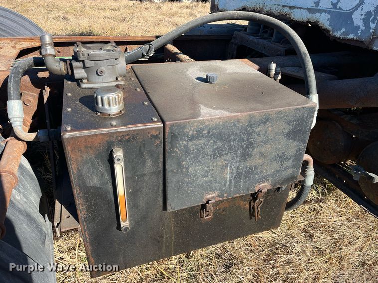 image for item LD9861 2002 International 2574  semi truck