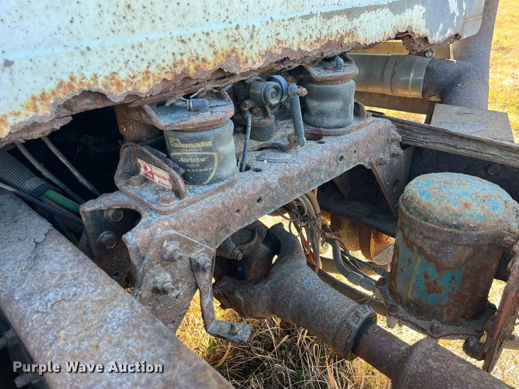 image for item LD9861 2002 International 2574  semi truck