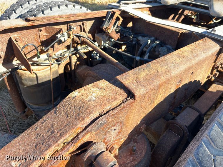 image for item LD9861 2002 International 2574  semi truck