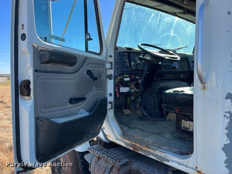 image for item LD9861 2002 International 2574  semi truck