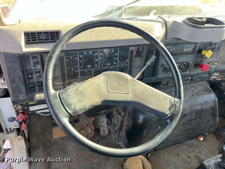 image for item LD9861 2002 International 2574  semi truck