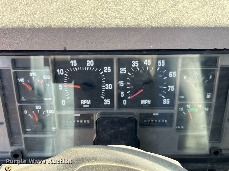 image for item LD9861 2002 International 2574  semi truck