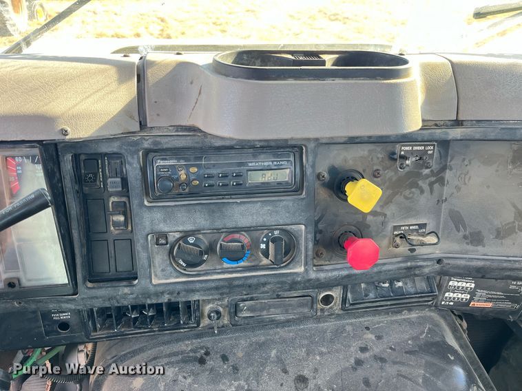 image for item LD9861 2002 International 2574  semi truck