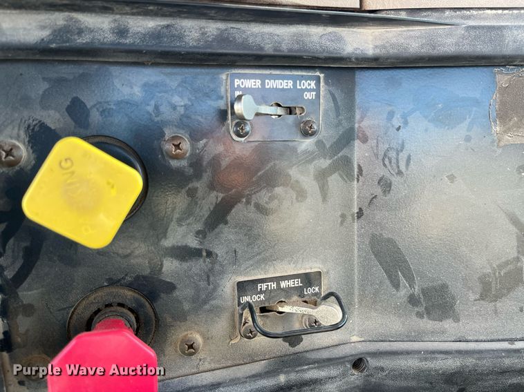 image for item LD9861 2002 International 2574  semi truck