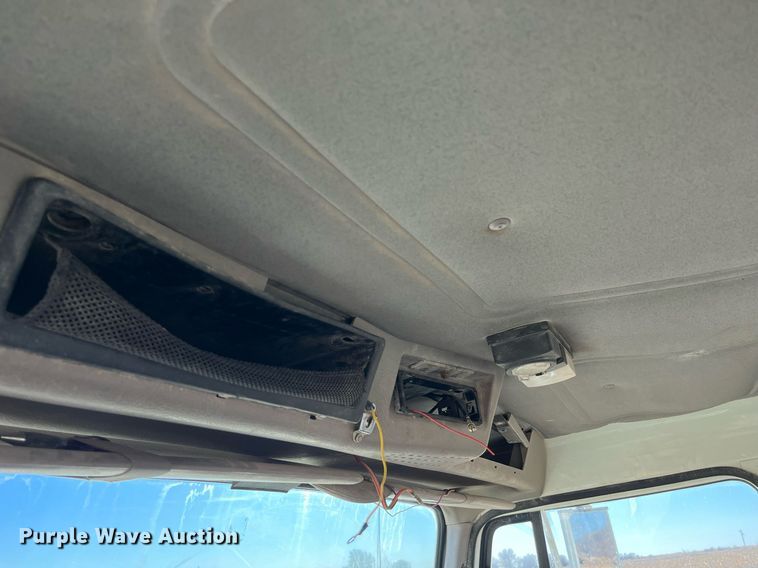 image for item LD9861 2002 International 2574  semi truck