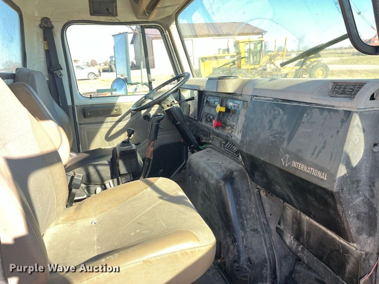 image for item LD9861 2002 International 2574  semi truck