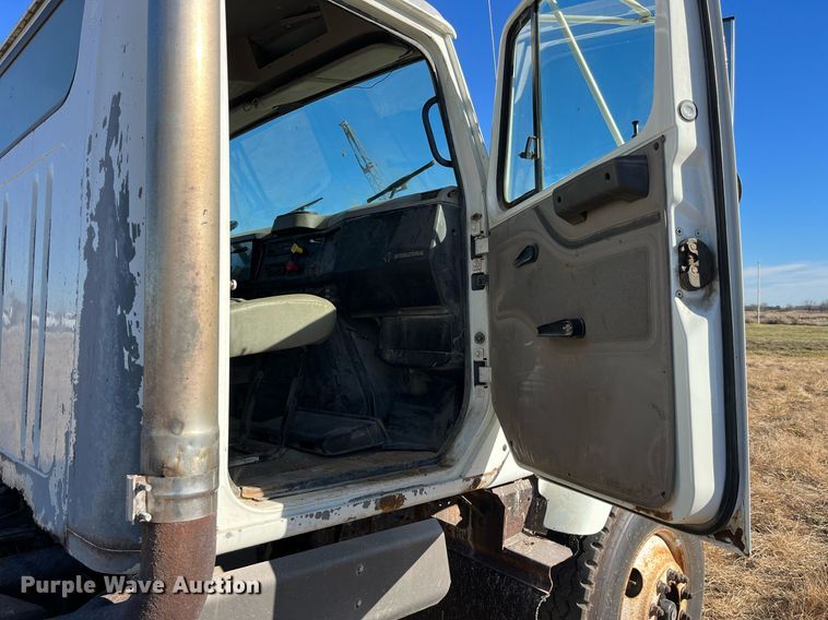 image for item LD9861 2002 International 2574  semi truck