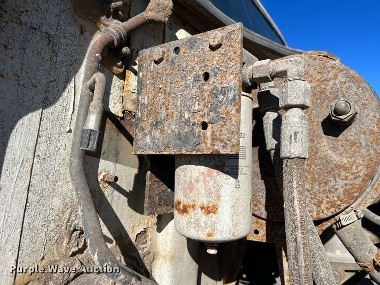 image for item LD9861 2002 International 2574  semi truck