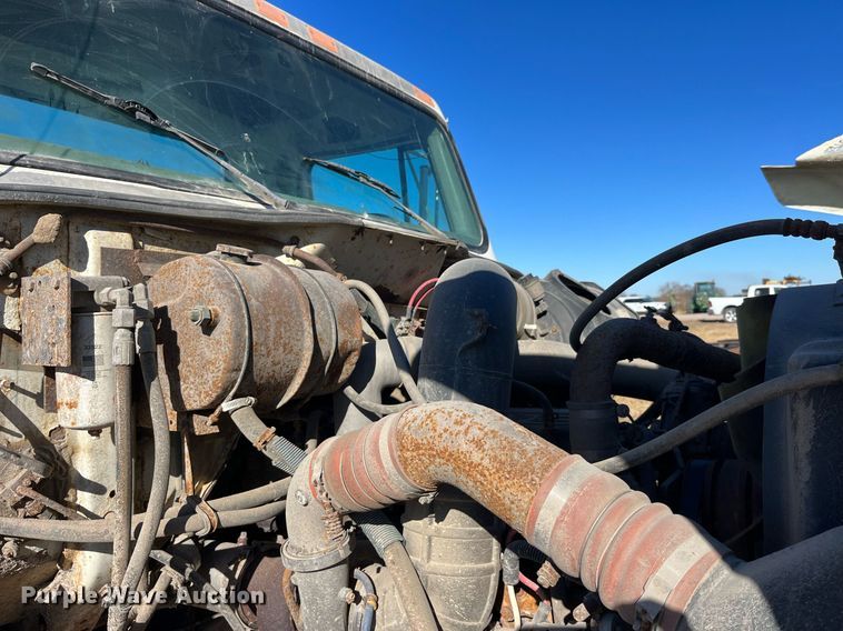 image for item LD9861 2002 International 2574  semi truck