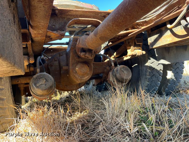 image for item LD9861 2002 International 2574  semi truck