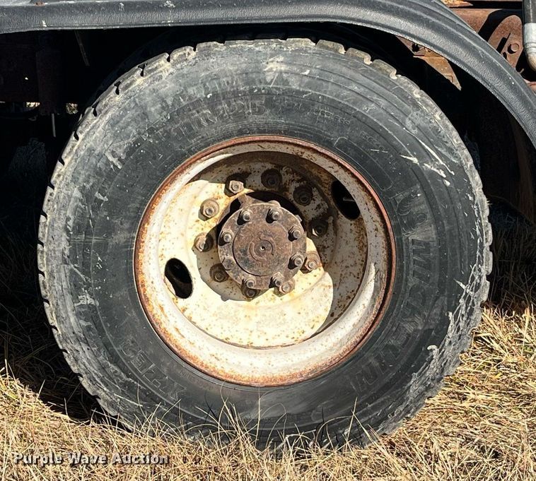 image for item LD9861 2002 International 2574  semi truck