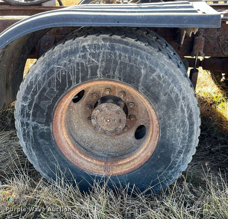 image for item LD9861 2002 International 2574  semi truck