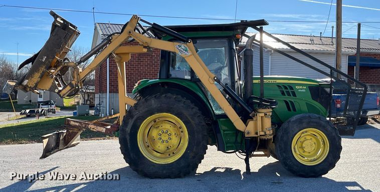 image for item LD9883 2015 John Deere 6125M  MFWD tractor