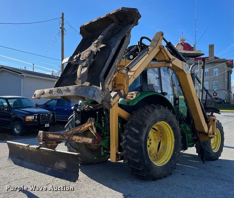 image for item LD9883 2015 John Deere 6125M  MFWD tractor