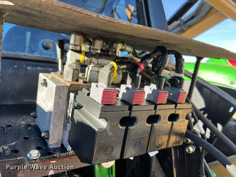 image for item LD9883 2015 John Deere 6125M  MFWD tractor