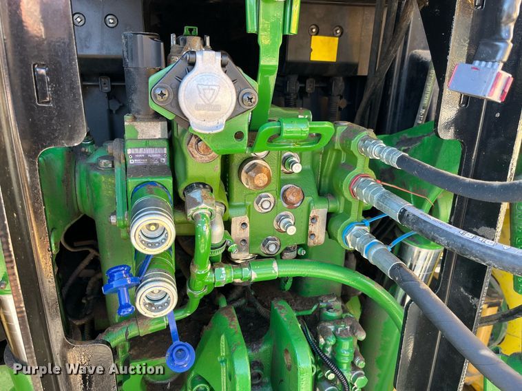 image for item LD9883 2015 John Deere 6125M  MFWD tractor