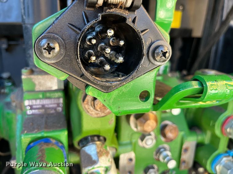 image for item LD9883 2015 John Deere 6125M  MFWD tractor