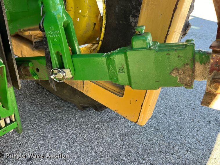 image for item LD9883 2015 John Deere 6125M  MFWD tractor