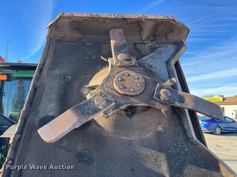 image for item LD9883 2015 John Deere 6125M  MFWD tractor