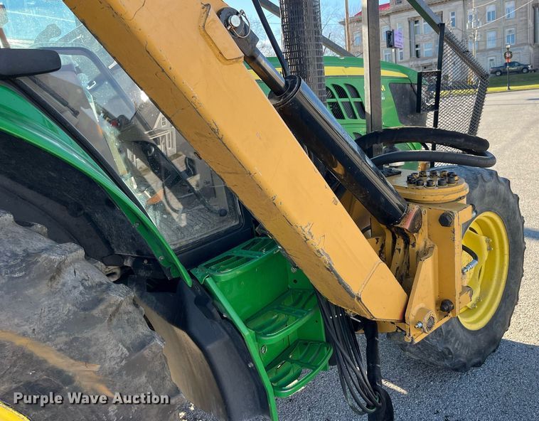 image for item LD9883 2015 John Deere 6125M  MFWD tractor