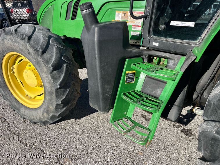 image for item LD9883 2015 John Deere 6125M  MFWD tractor