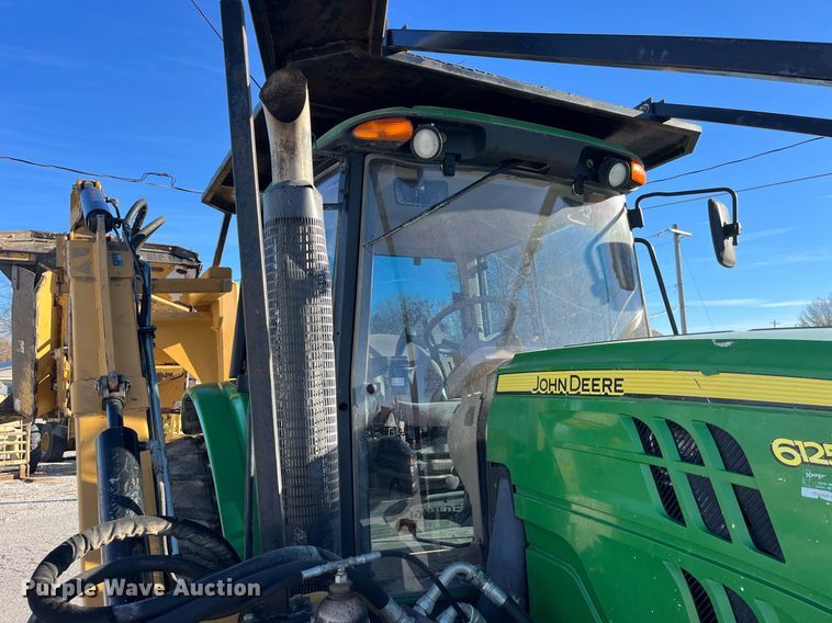 image for item LD9883 2015 John Deere 6125M  MFWD tractor