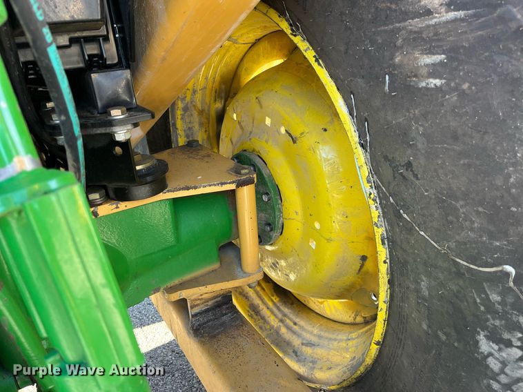 image for item LD9883 2015 John Deere 6125M  MFWD tractor