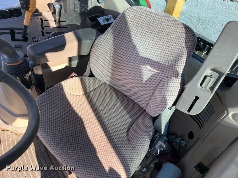 image for item LD9883 2015 John Deere 6125M  MFWD tractor