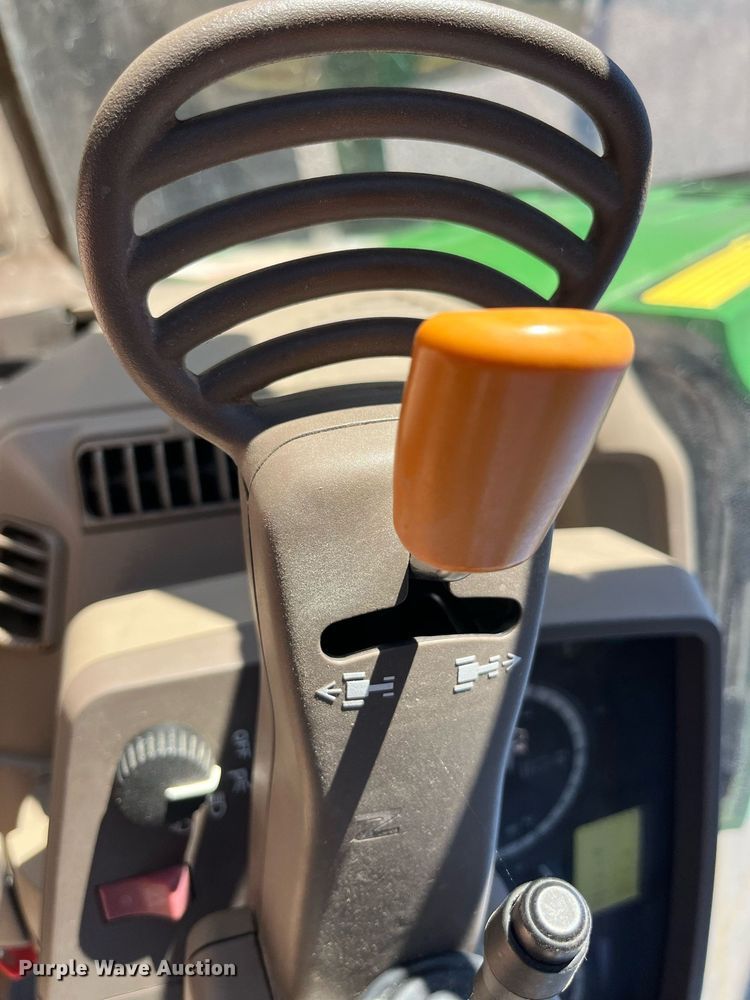 image for item LD9883 2015 John Deere 6125M  MFWD tractor