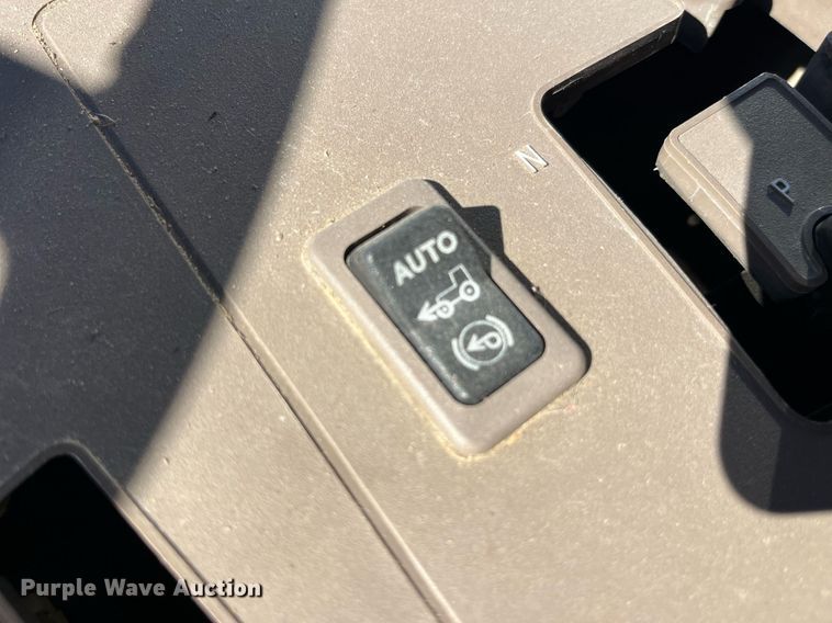 image for item LD9883 2015 John Deere 6125M  MFWD tractor