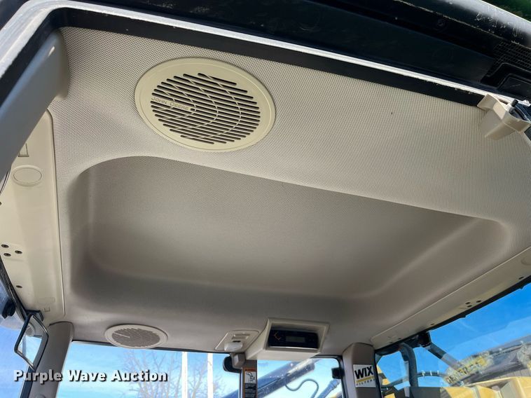 image for item LD9883 2015 John Deere 6125M  MFWD tractor