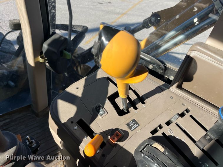 image for item LD9883 2015 John Deere 6125M  MFWD tractor