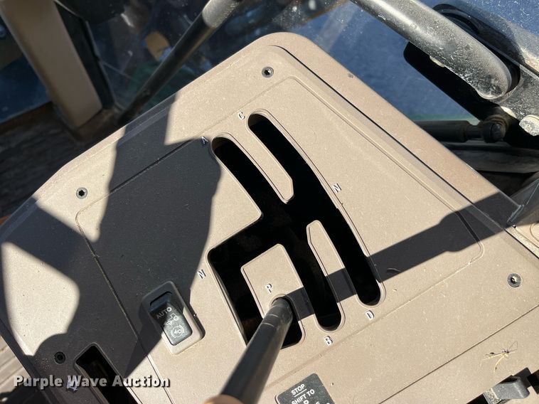 image for item LD9883 2015 John Deere 6125M  MFWD tractor