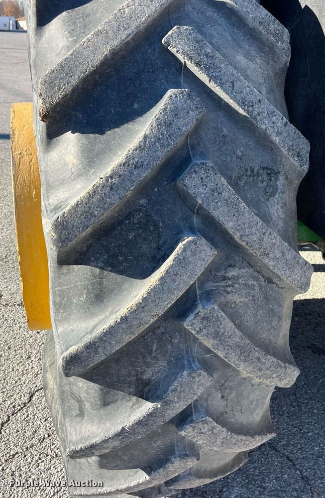 image for item LD9883 2015 John Deere 6125M  MFWD tractor