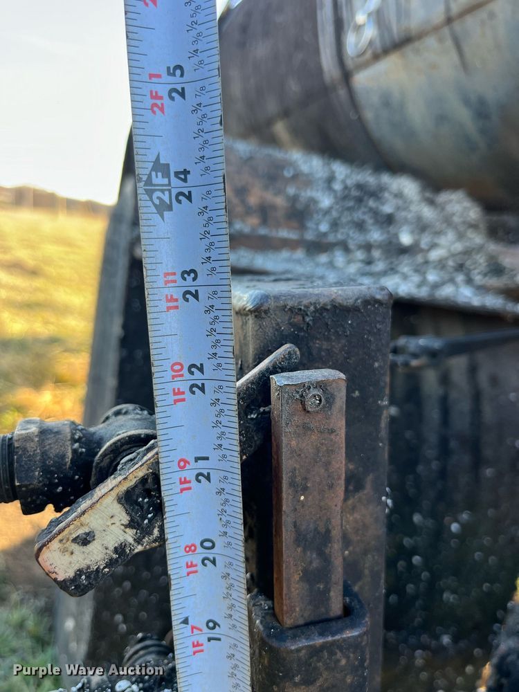 image for item LD9885 Oil distributor trailer