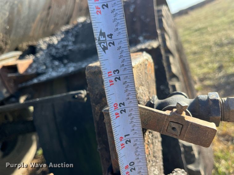 image for item LD9885 Oil distributor trailer