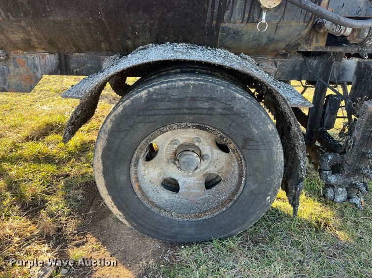 image for item LD9885 Oil distributor trailer