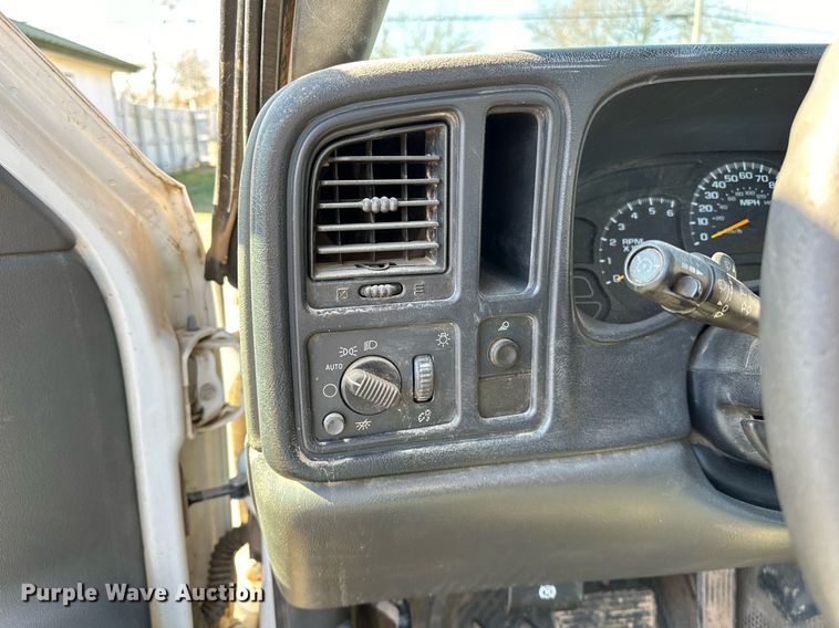 image for item LK9603 2004 Chevrolet Silverado 1500  pickup truck